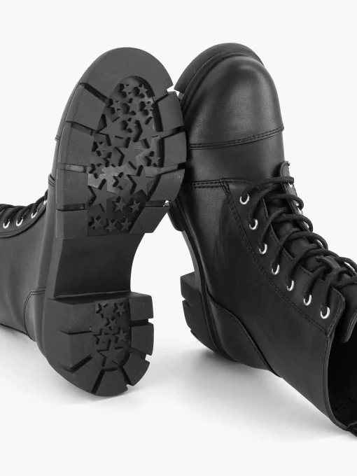 Zwarte Veterboot